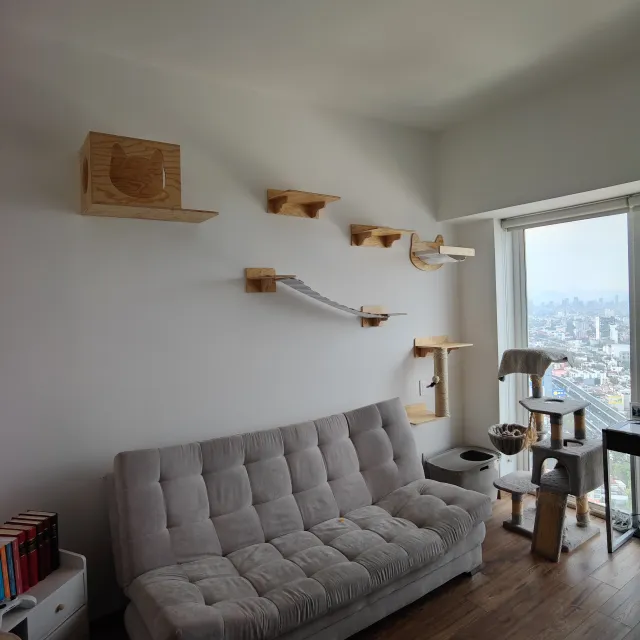 Muebles de pared para gato Catsitas en casa de un cliente, foto 12